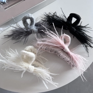 Elegant ostrich feather hair clips in grey, black, pink and white for winter hairstyles