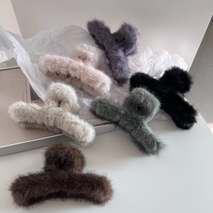 Pinces à cheveux en peluche pour femmes en six couleurs douces pour coiffures d'hiver