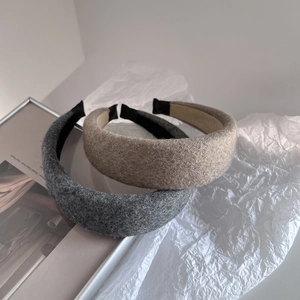 Vue détaillée de serre-têtes épais en laine mélangée, coloris gris foncé et beige