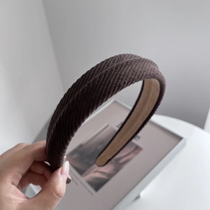 Nahaufnahme von tiefbraunem gestricktem Stirnband mit verdicktem rutschfestem Futter
