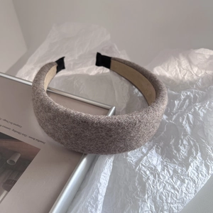 Détail rapproché du serre-tête en éponge de laine avec texture tricotée gris-brun