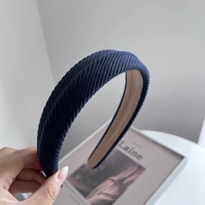 Detaillierte Nahaufnahme des dunkelblauen Cord-Stirnbands mit hochwertigem Lederinnenfutter