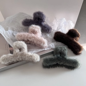 Cinq coloris assortis de pinces à cheveux en fausse fourrure pelucheuse pour femmes