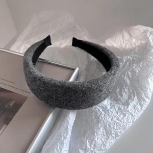 Détail d'un serre-tête large en laine grise avec texture épaisse et doublure