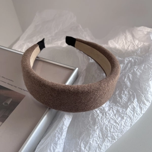 Détail du serre-tête large en éponge avec tissu en laine marron et doublure antidérapante