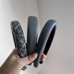 Lot de trois serre-têtes larges en tweed gris et similicuir pour un effet volume chic