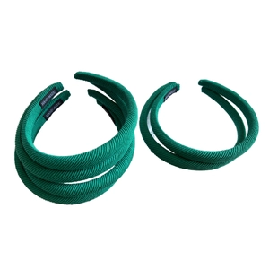 Serre-tête en tissu vert avec rembourrage éponge et texture côtelée sur fond blanc