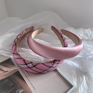 Serre-têtes larges en satin rose et à carreaux sur fond de magazine pour coiffure élégante
