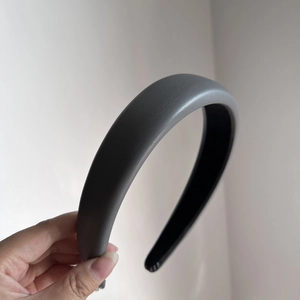 Détail du serre-tête en cuir PU gris foncé rembourré avec doublure noire antidérapante
