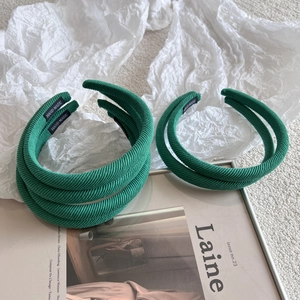 Serre-tête rembourré en velours côtelé vert vintage avec étiquette faite main sur magazine