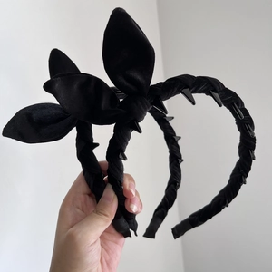Handheld vintage black velvet bow headband with comb teeth for elegant hair styling