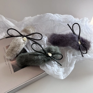 Lot de trois pinces à cheveux en peluche avec nœuds en beige, vert et violet pour l'hiver