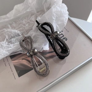 Barrettes à cheveux élégantes avec nœuds en strass sur fond de magazine esthétique