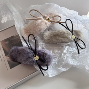 Set de pinces à cheveux en peluche avec nœud et pendentif doré aux tons chauds
