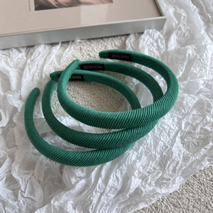 Lot de trois serre-têtes verts en tissu côtelé avec une élégante texture tricotée