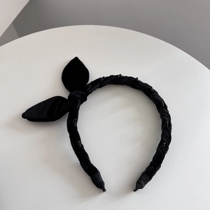Vintage black velvet headband with elegant bow and inner teeth for secure hair styling