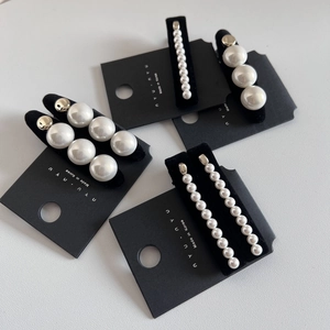 Ensemble de quatre pinces à cheveux en perles avec velours noir et base en métal doré