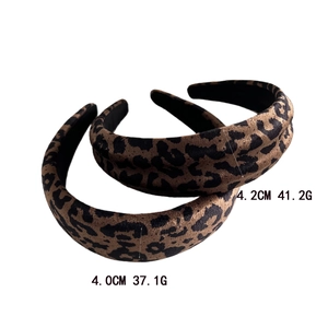 Detailed view of leopard print headbands showing 4cm and 4.2cm width specifications