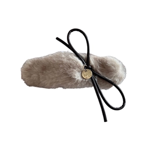 Barrette en fausse fourrure beige avec nœud en cuir noir et pendentif doré