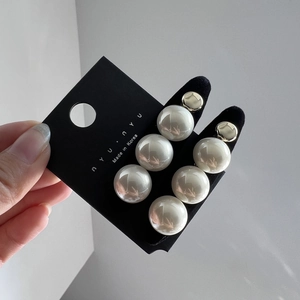Détail de boucles d'oreilles en perles avec métal doré sur une carte à bijoux de marque