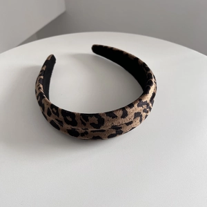 Close-up of leopard print velvet headband with high-quality suede texture and anti-slip lining