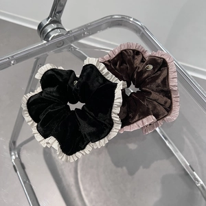 Lot de deux chouchous en velours noir et marron avec bords satinés et boucles en métal