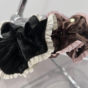 Chouchous en velours haut de gamme noir et marron avec bords plissés et rufflés chic