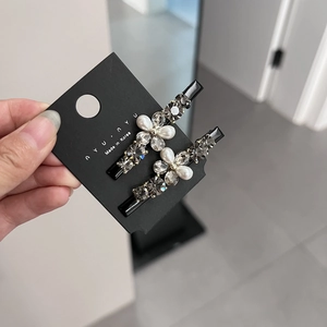 Elegante Blumen-Entenschnabel-Haarspangen mit Kristallen und Perlen auf schwarzer Basis