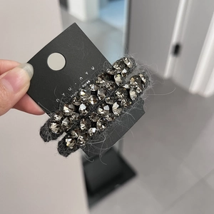 Barrettes BB de style français avec cristaux tchèques gris fumé sur base en tissu peluche