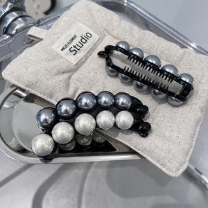 Lot de barrettes banane élégantes avec perles grises et blanches sur base noire