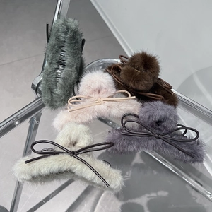 Pinze per capelli in pelliccia sintetica in cinque colori con fiocchi in pelle