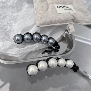Barrettes bananes élégantes avec grandes perles grises et blanches sur base acrylique