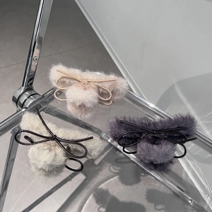 Tre fermagli per capelli in peluche con fiocchi in rosa, crema e lavanda su base moderna