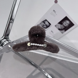 Pince à cheveux en peluche marron foncé avec perles et breloque lune sur présentoir