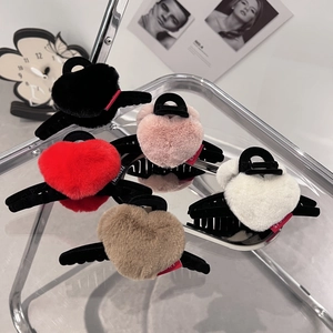 Pinces à Cheveux Cœur en Fourrure Artificielle pour Femmes Grandes Pinces à Peluche Accessoires de Coiffure Doux pour Cheveux Epais