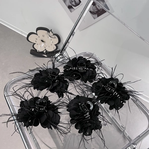 Set di cinque pinze per capelli nere con petali di piume e strass brillanti