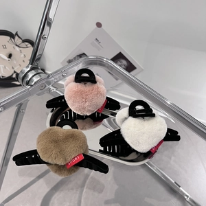 Pinces à cheveux en peluche en forme de cœur rose, blanc et marron sur chaise design
