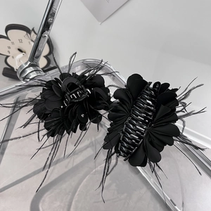 Elegante set di mollette per capelli con piume nere, fiori e dettagli in strass