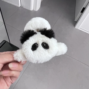 Détail d'une pince à cheveux panda en fausse fourrure douce noire et blanche