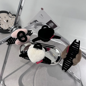 Lot de quatre pinces à cheveux en peluche en forme de cœur roses, noires, blanches et brunes