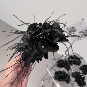 Elegante pinza per capelli a fiore nero con piume e strass per acconciature donna