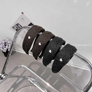 Serre-têtes élégants en tissu épais marron et gris avec petits charms en forme de cœur