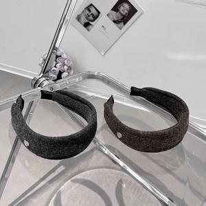 Serre-têtes larges élégants en feutre gris et marron avec accents métalliques en cœur
