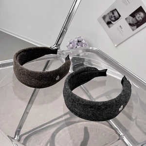 Serre-tête épais et élégant en tissu pour femme en marron foncé et gris avec cœur métal