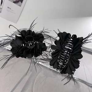 Elegante schwarze Haarklammern mit Federn und Stoffblüten für französische Hochsteckfrisuren
