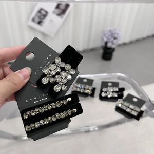 Detail van luxe strass haarspeldjes met vlinder- en rechte lijn kristal ontwerpen