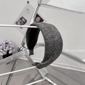 Texture détaillée du serre-tête épais en laine gris foncé sur support minimaliste
