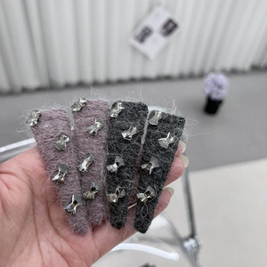 Lot de quatre barrettes en peluche avec nœuds en cristal en rose et gris