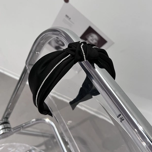 Klassischer schwarzer Knoten-Haarreif mit Kristallen auf Satin für ein minimalistisches Design