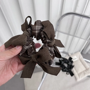 Chouchou à motif écossais avec nœud élégant en tissu marron foncé rétro